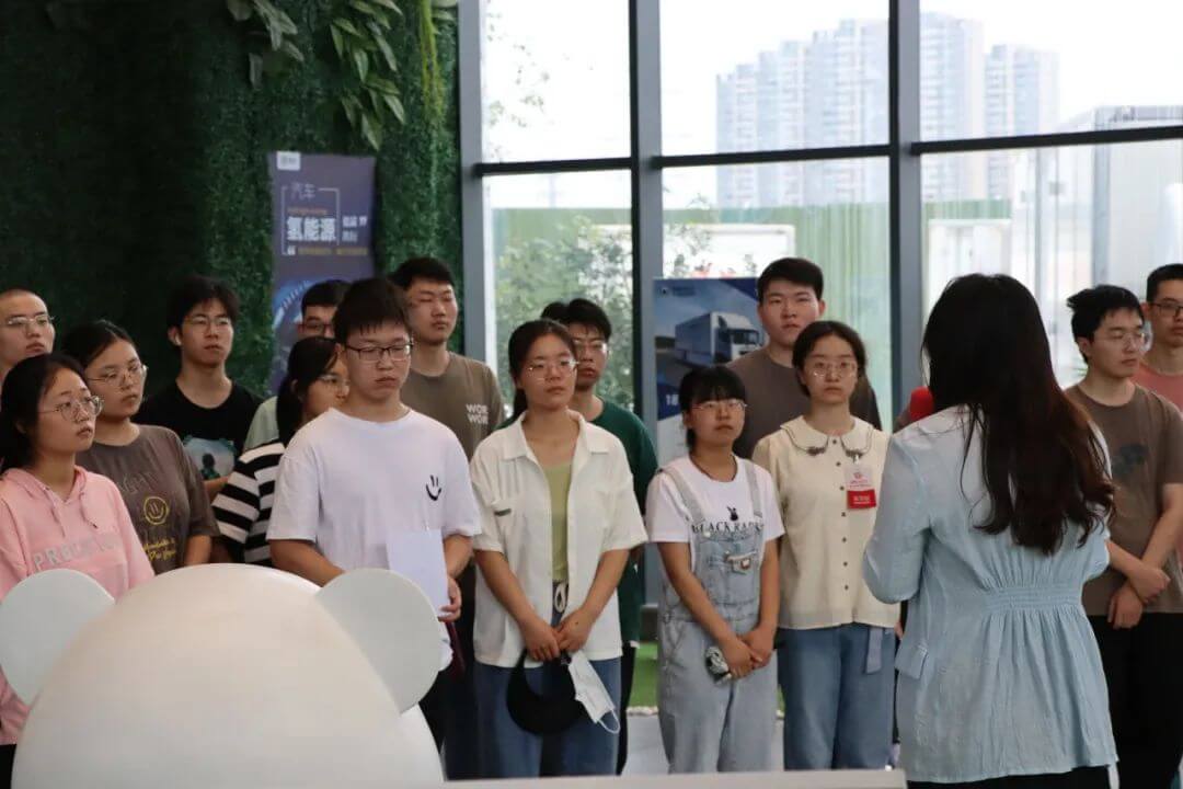 鄭州大學(xué)材料學(xué)院師生走進(jìn)氫沄新能源參觀交流-1.jpg